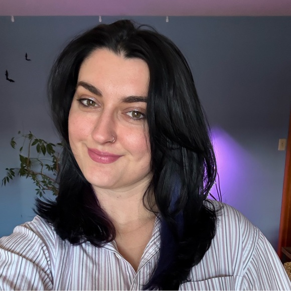 Meet your Posher, Jade - Picture 1 of 3